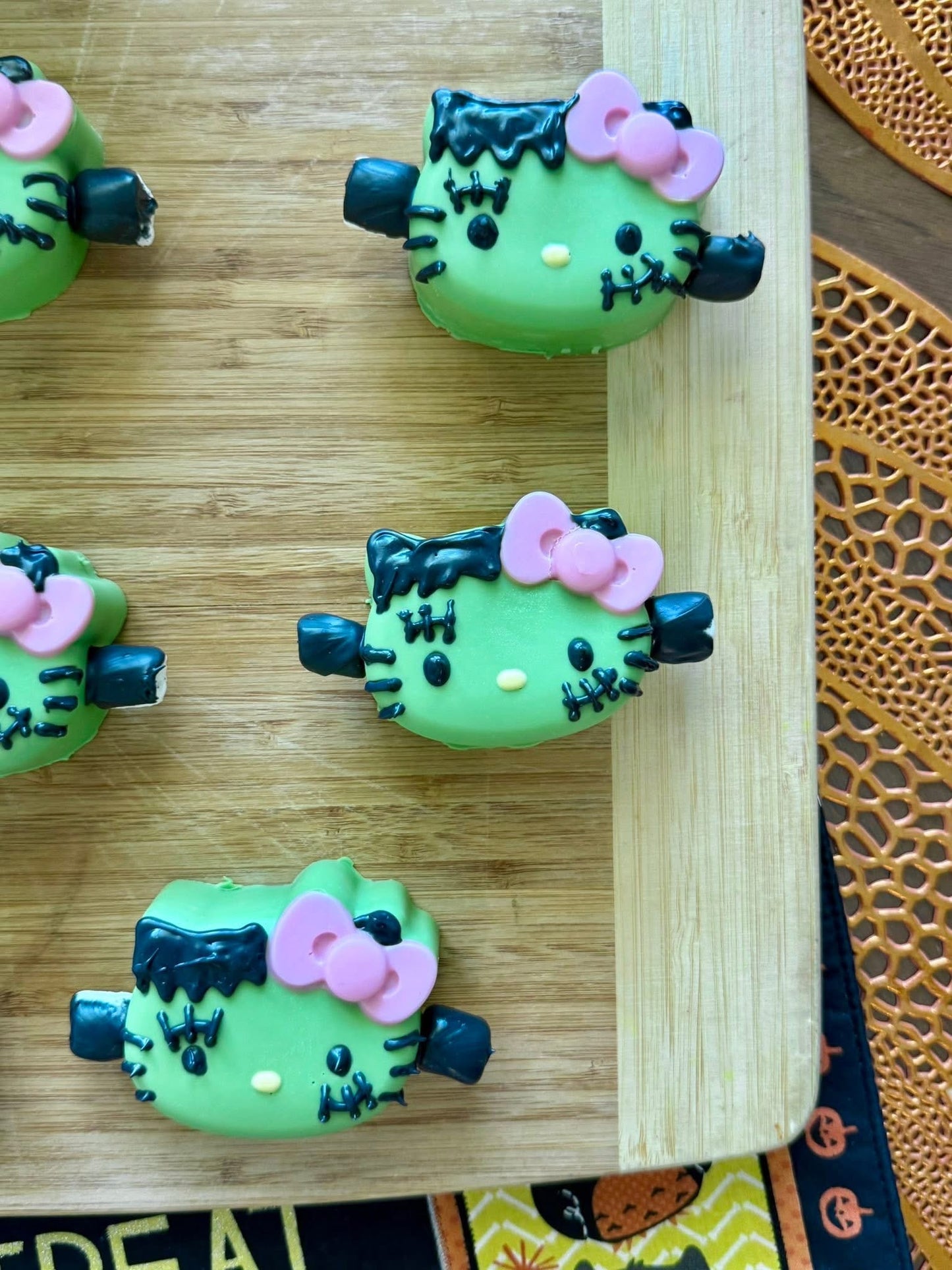 Vanilla Hello Kitty Cake Pop