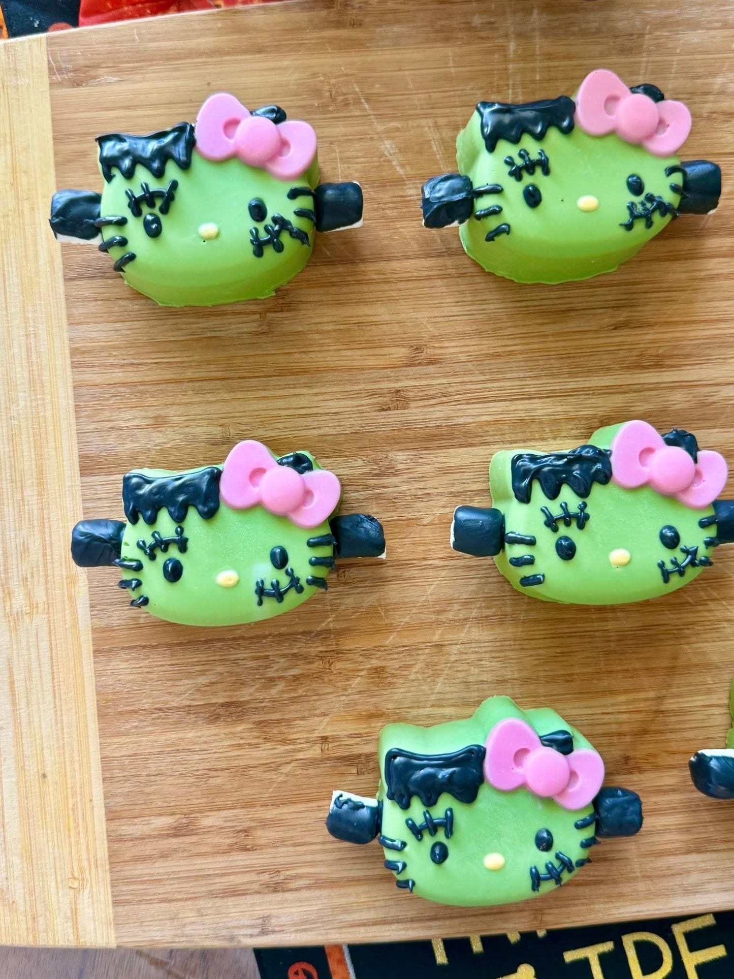 Vanilla Hello Kitty Cake Pop